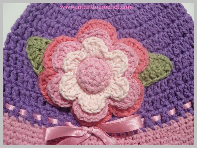 Patron gorro de verano para nena con flor en capas a crochet o ganchillo