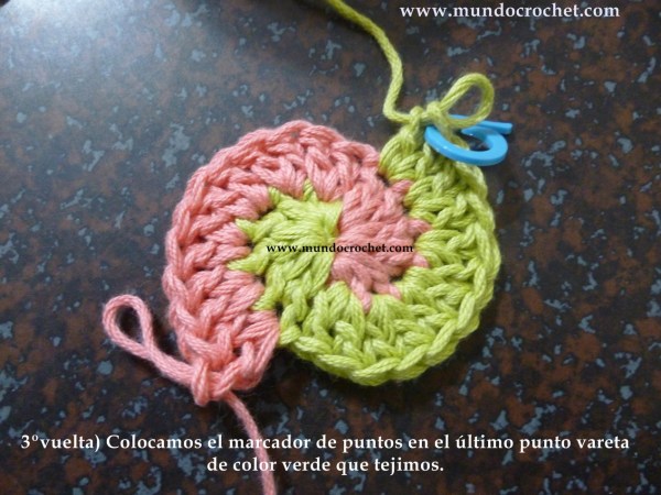 como-tejer-en-espiral-con-dos-colores-a-crochet-o-ganchillo