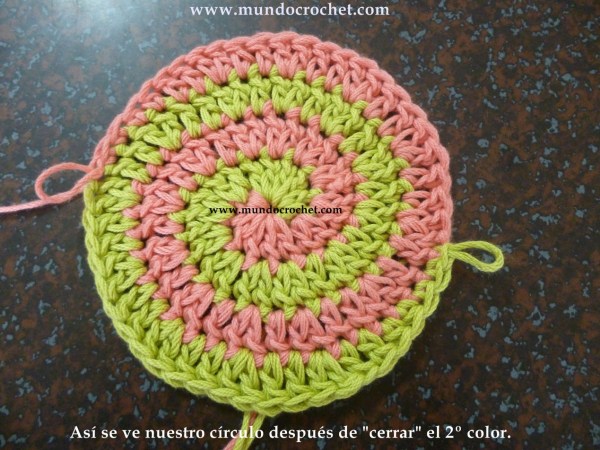 como-tejer-en-espiral-con-dos-colores-a-crochet-o-ganchillo