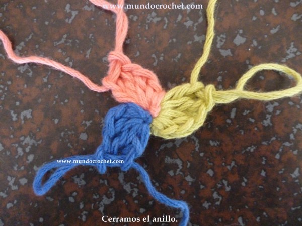 como-tejer-en-espiral-con-tres-colores-a-crochet-o-ganchillo