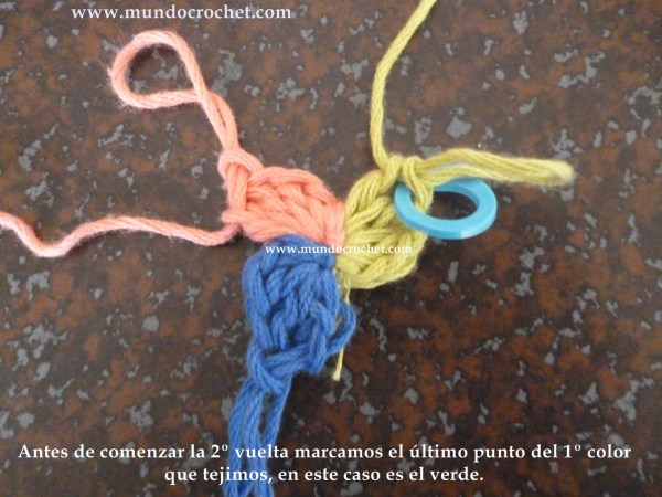 como-tejer-en-espiral-con-tres-colores-a-crochet-o-ganchillo