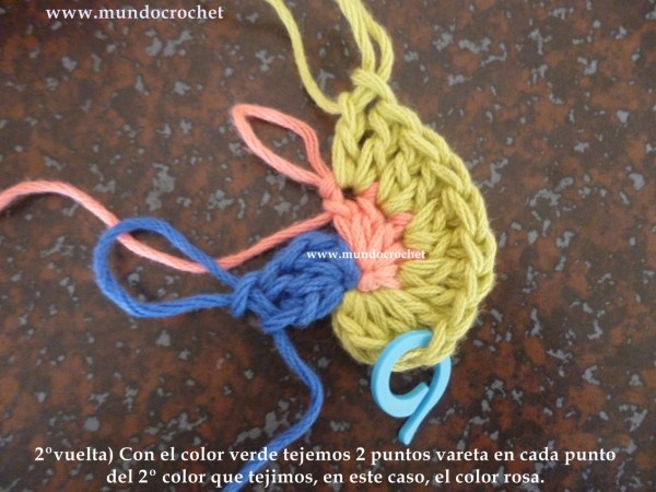 como-tejer-en-espiral-con-tres-colores-a-crochet-o-ganchillo