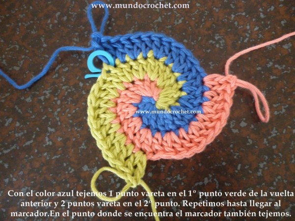 como-tejer-en-espiral-con-tres-colores-a-crochet-o-ganchillo
