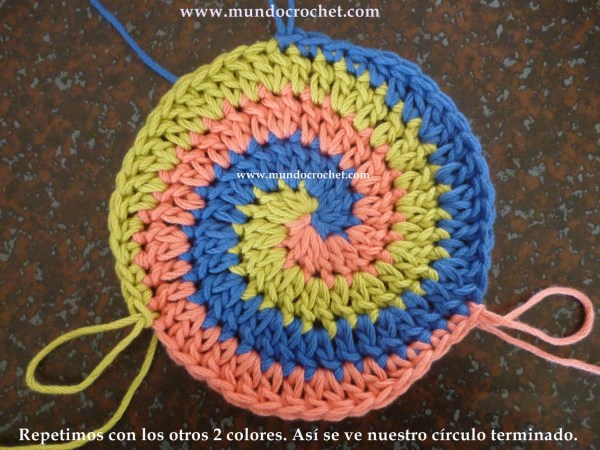 como-tejer-en-espiral-con-tres-colores-a-crochet-o-ganchillo16